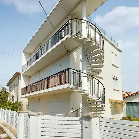 2 Bedroom Beautiful In Royan