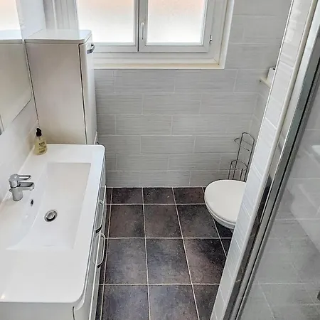 2 Bedroom Beautiful In Apartment Royan
